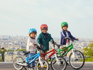 ï»¿3 bambini con le loro biciclette Woom
