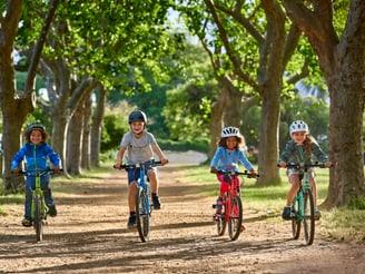 4 enfants sur des vélos Primerider