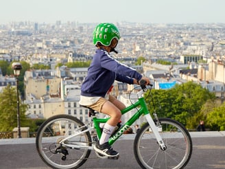 Kind auf Bike mit Helm