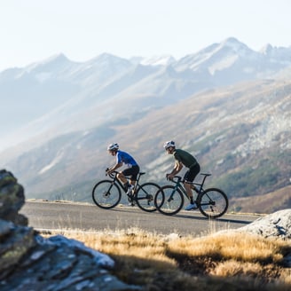 2 Menschen mit dem Rennrad in den Bergen