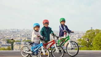 ï»¿3 enfants avec leurs Woom Bikes