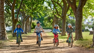 4 enfants sur des vélos Primerider