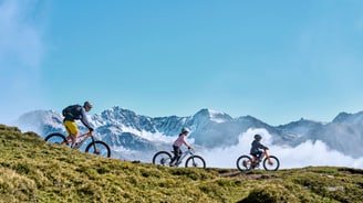 ï»¿Escursione con le biciclette in montagna